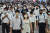 17일 일본 도쿄에서 시민들이 마스크를 끼고 거리를 지나고 있다. [AFP=연합뉴스]