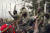 군사반란을 일으킨 말리 군인들이 18일(현지시간) 도심으로 들어오며 시민들과 손을 잡고 있다. [AFP=연합뉴스]