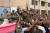  군사반란을 일으킨 말리 군인들이 18일(현지시간) 도심으로 들어오며 시민들과 손을 잡고 있다. [AFP=연합뉴스]