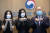 19일 국가기후환경회의에서 열린 '푸른 하늘의 날'(9월7일) 홍보대사 위촉식에서 반기문 위원장(오른쪽), 레드벨벳 슬기(왼쪽)와 조이(가운데)가 푸른 하늘의 날 약속 챌린지를 하고 있다. [사진 국가기후환경회의]