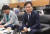 이상직 민주당 의원(오른쪽)이 지난달 28일 전북도의회에서 기자간담회를 하고 있다. [연합뉴스]