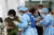 20일 오후 서울 성북구보건소에 마련된 선별진료소를 찾은 시민들이 검사를 위해 의료진의 설명을 듣고 있다. 뉴스1
