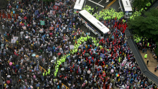 서울시, 10인 이상 집회·시위 금지…‘3단계 거리두기’ 선제 조치