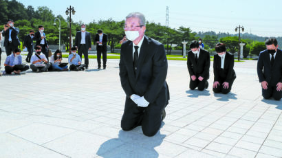 [사진] 5·18 묘역서 무릎 꿇은 김종인