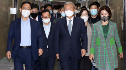 안철수 "文, 방역 이용한 삼류정치 중단하라" 코로나 역공