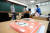 19일 서울의 한 학원에서 학원 관계자들이 원격수업을 준비하고 있다. 연합뉴스