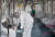 19일 오전 인천시 계양구 인천교통공사 귤현차량기지 전동차량에서 공사 관계자들이 신종 코로나바이러스 감염증(코로나19)확산 예방을 위한 방역작업을 하고 있다. 뉴스1