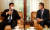 싱하이밍 주한 중국대사(왼쪽)가 19일 서울 연희동 노태우 전 대통령 자택을 방문해 아들 노재헌씨와 환담하고 있다. [최정동 기자]