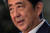 아베 신조 일본 총리가 지난 19일 사흘간의 휴가를 마치고 관저에 출근해 기자 질문에 답하고 있다. [AFP=연합뉴스]