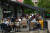 지난 5월 29일 스웨덴 스톡홀름의 한 카페에서 시민들이 식사를 하고 있다. [AFP=연합뉴스]