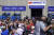 민주당 전당대회 마지막 날인 20일(현지시간) 트럼프 대통령은 바이든 후보의 고향인 팬실베니아를 방문해 몰려든 지지자들 앞에서 유세를 했다. [AP=연합뉴스]