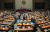지난 4일 오후 서울 여의도 국회에서 열린 제380회국회(임시회) 제8차 본회의에서 여야 의원들이 산회가 선포되자 본회의장을 나서고 있다. [뉴스1]
