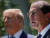앨릭스 에이자 미국 보건복지부 장관이 도널드 트럼프 미국 대통령과 지난 5월 15일 미국 워싱턴DC에 있는 백악관 정원을 거닐며 얘기하고 있다. / 사진:AFP=연합뉴스