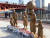 부산 영도다리 인근에 세워진 피란민 모습의 동상. 부산 사투리를 살려 ‘영도다리 거~서 꼭 만나재이’라고 쓰여 있다. [사진 국립민속박물관]