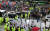 15일 광화문 집회에서 연두색 옷을 걸친 채 일하는 경찰. 이날 집회엔 경찰 7000여명이 출동했다. 뉴시스