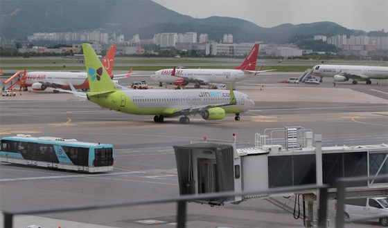 김포공항 주기장에 저비용항공사(LCC) 소속 여객기들이 세워져 있다. / 사진:연합뉴스