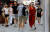 지난 12일 한 여성이 얼굴 가림막을 쓴 채 영국 런던 거리를 걷고 있다. [AFP=연합뉴스]