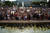 16일 스페인 마드리드 콜론 광장에서 열린 마스크 착용 반대 시위에 수백 명이 모였다. 시위대는 정부가 코로나19 확산을 막기 위해 발표한 제재 조치 철회를 주장했다. [로이터=연합뉴스]