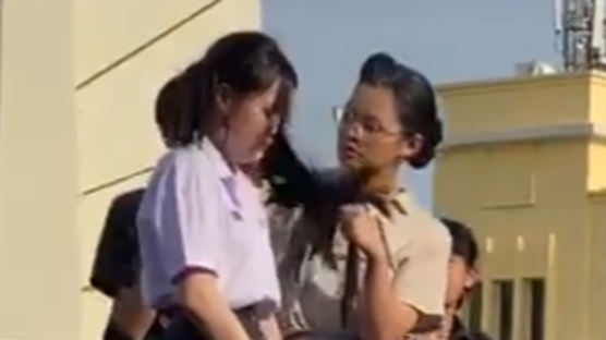 친구들 앞에서 긴 머리 싹둑…태국 10대들이 공개 이발 강행한 까닭은