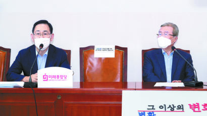“정치방역 중단하고 코로나 방역하라” 반격 나선 김종인