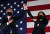 조 바이든 민주당 대선후보(왼쪽)와 카멀라 해리스 부통령 후보(오른쪽)가 지난 20일 민주당 전당대회 폐막식에서 손을 잡고 지지자들에게 인사하고 있다. [AFP=연합뉴스]