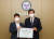 ㈜필터레인 최승우 대표(좌)가 연규홍 총장(우)에게 대학발전기금을 전달했다