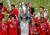 바이에른 뮌헨 선수들이 챔피언스리그 우승 세리머니에서 트로피를 들고 환호하고 있다. [로이터=연합뉴스]