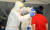 8월 24일 충남의 한 보건소 코로나19 선별진료소에서 의료진들이 시민들을 상대로 코로나 검사를 실시하고 있다.김성태/2020.08.24.