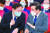 더불어민주당 이낙연 의원(오른쪽)와 김태년 원내대표가 지난 5월 한 토론회에서 만나 대화하고 있다. 임현동 기자