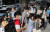 서울 전역에서 실내·외 마스크 착용 의무화가 시작된 24일 오전 서울 광화문일대에서 마스크를 쓴 시민들이 출근을 하고 있다. 뉴스1