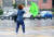 26일 오전 제주시내 거리에서 강한 비바람에 우산이 펴지지 않는 모습. 26일 오후 제주에 최근접하는 바비의 최대 풍속은 사람이 걸을 수 없는 정도의 세기다. 연합뉴스