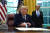 지난 5월 백악관 집무실인 오벌 오피스의 '결단의 책상'에 앉은 트럼프 대통령과 뒤에 선 로스. AP=연합뉴스