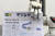 한국기계연구원 도현민 박사 연구팀이 지난 1월 대전 한국기계연구원 첨단생산장비연구본부 로봇메카트로닉스연구실에서 인간형 로봇 손으로 중앙일보를 집는 모습을 선보이고 있다. [중앙포토]
