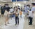 26일 오전 서울대병원 소속 전임의들이 병원 방문자들에게 '의사파업'에 대해 적힌 안내문을 나눠주고 있다. 김지아 기자