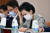 김현미 국토교통부 장관이 25일 서울 여의도 국회에서 열린 국토교통위원회 전체회의에서 생각에 잠겨있다. ［뉴스1］