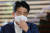 아베 신조 일본 총리가 24일 게이오대학 병원을 방문한 후 관저에 도착해 기자들의 질문에 답하고 있다. [AFP=연합뉴스]