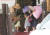 25일 서울 종로구의 한 국공립어린이집에서 할머니들이 자녀를 긴급돌봄교실에 등원 시키고 있다. 뉴스1
