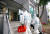 26일 오후 코로나19 집단감염이 발생한 서울 구로구 한 아파트에서 보건소 직원들이 방역을 하고 있다. 뉴시스.