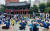 민주노총 조합원들이 광복절인 15일 서울 종로구 보신각에서 '민주노총 8·15 노동자대회'를 하고 있다. 뉴스1