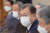 문재인 대통령이 27일 청와대 본관에서 열린 한국 개신교회 지도자 초청 간담회에서 참석자 소개를 받고 있다. [청와대 사진기자단]