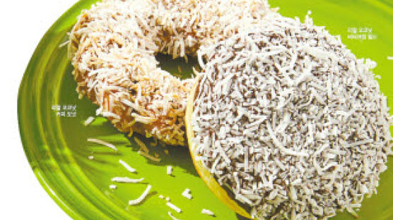 [맛있는 도전] 열대 과일의 왕 코코넛과 파인애플 활용, 눈과 입이 모두 즐거운 ‘이달의 도넛’ 3종