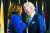 민주당 전당대회(8월 12일)에서 조 바이든 대통령 후보자(오른쪽)과 마주본 카말라 해리스 부통령 후보. AP=연합뉴스.