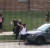 흑인 남성 제이콥 블레이크가 차량으로 향하자 경찰이 총을 겨눈 채 뒤쫓고 있다. [연합뉴스]
