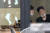 서울 전역에서 실내·외 마스크 착용 의무화가 시작된 24일 오전 서울 신사동 한 카페에서 시민들이 마스크를 벗은 채 대화를 나누고 있다. 뉴스1
