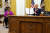 도널드 트럼프 미국 대통령이 28일(현지시간) 백악관에서 마약사범인 흑인 여성 앨리스 마리존슨을 완전히 사면하는 문서에 서명했다. AP=연합뉴스