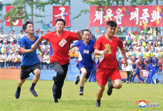 지난 2018년 8월 28일 조선중앙통신이 공개한 사진속에 청년절 경축 체육행사에 참가한 북한 청년들이 달리기를 하고 있다. 조선중앙통신=연합뉴스 