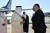마크 폼페이오 미국 국무장관(오른쪽)이 바레인에 도착해 하마드 알할리파 국왕(가운데)과 살만 빈 하마드 알할리파 왕세자(오른쪽)의 영접을 받고 있다. 사진=폼페이오 국무장관 트위터