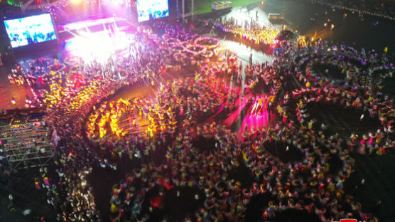 [서소문사진관] 코로나 우려에도 대규모 무도회 연 북한… 중국 '우한 풀 파티' 연상