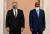 마이크 폼페이오 미국 국무부 장관(왼쪽)이 지난 8월 25일 수단의 카르툼에서 과도정부를 이끌고 있는 압델 파타 부르한 장군을 만나고 있다. 부르한 장군은 지난 2월 케냐에서 이스라엘의 베냐민 네타냐후 총리를 만났다. AFP=연합뉴스 