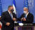 마이크 폼페이오 미국 국무부 장관(왼쪽)이 지난 8월 24일 이스라엘의 예루살렘에서 베냐민 네탸냐후 총리와 팔꿈치 인사를 하고 있다. EPA=연합뉴스 